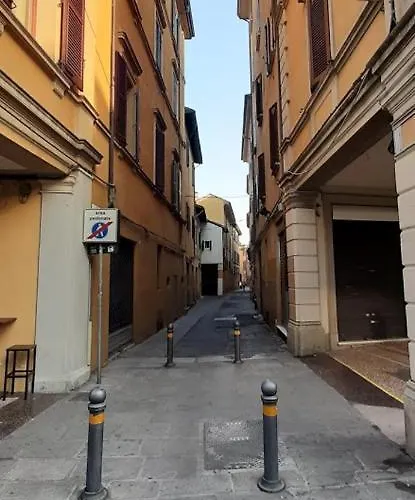 7 Quadri - Piazza Aldrovandi- *