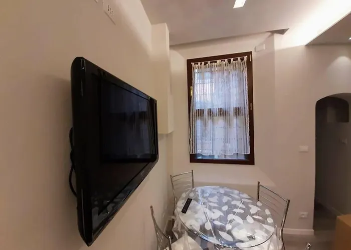 7 Quadri - Piazza Aldrovandi- בולוניה