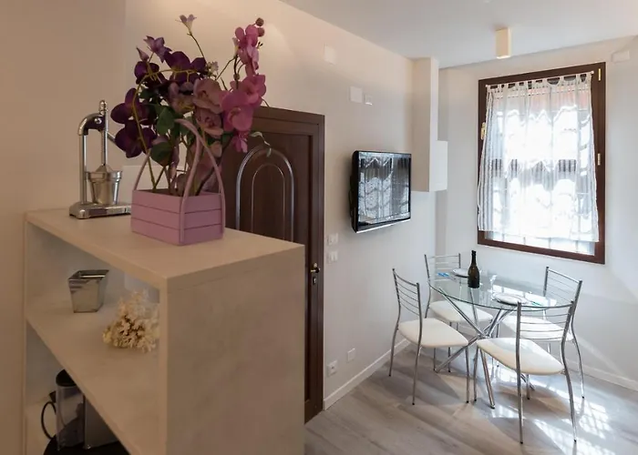 7 Quadri - Piazza Aldrovandi- * ボローニャ