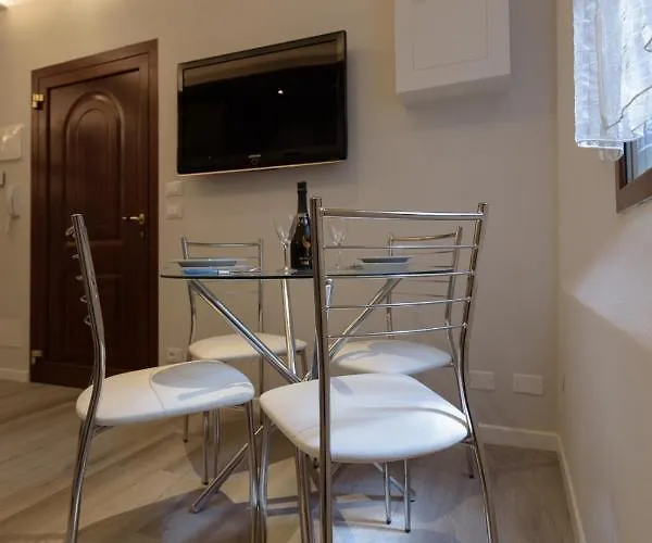 7 Quadri - Piazza Aldrovandi- * ボローニャ