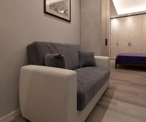 7 Quadri - Piazza Aldrovandi- بولونيا