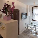 7 Quadri - Piazza Aldrovandi- * Болонья