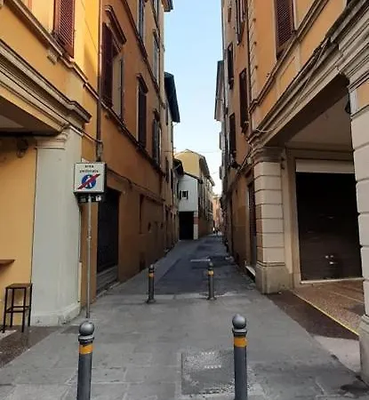 7 Quadri - Piazza Aldrovandi- *