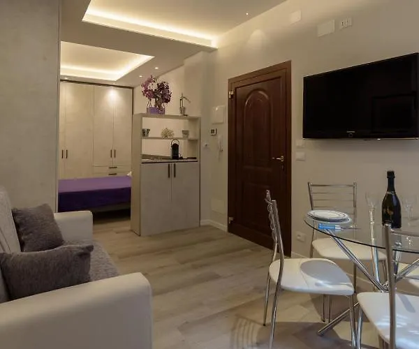 7 Quadri - Piazza Aldrovandi- * Болонья